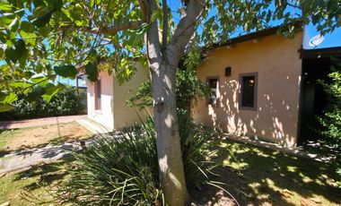 PUNTA CHACRA - VENTA !!! CASA 2 DORMITORIOS - PISCINA - QUINCHO - DEPENDENCIAS - ROLDAN