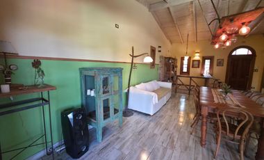 PUNTA CHACRA - VENTA !!! CASA 2 DORMITORIOS - PISCINA - QUINCHO - DEPENDENCIAS - ROLDAN