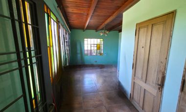 PUNTA CHACRA - VENTA !!! CASA 2 DORMITORIOS - PISCINA - QUINCHO - DEPENDENCIAS - ROLDAN