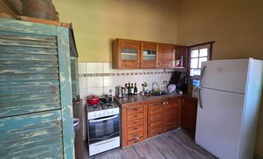 PUNTA CHACRA - VENTA !!! CASA 2 DORMITORIOS - PISCINA - QUINCHO - DEPENDENCIAS - ROLDAN