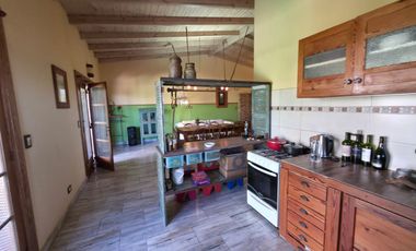 PUNTA CHACRA - VENTA !!! CASA 2 DORMITORIOS - PISCINA - QUINCHO - DEPENDENCIAS - ROLDAN