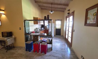 PUNTA CHACRA - VENTA !!! CASA 2 DORMITORIOS - PISCINA - QUINCHO - DEPENDENCIAS - ROLDAN