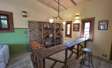 PUNTA CHACRA - VENTA !!! CASA 2 DORMITORIOS - PISCINA - QUINCHO - DEPENDENCIAS - ROLDAN