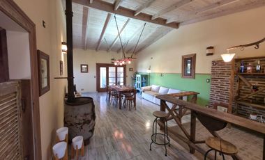 PUNTA CHACRA - VENTA !!! CASA 2 DORMITORIOS - PISCINA - QUINCHO - DEPENDENCIAS - ROLDAN