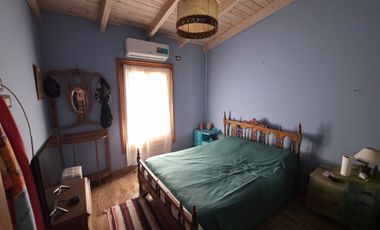 PUNTA CHACRA - VENTA !!! CASA 2 DORMITORIOS - PISCINA - QUINCHO - DEPENDENCIAS - ROLDAN