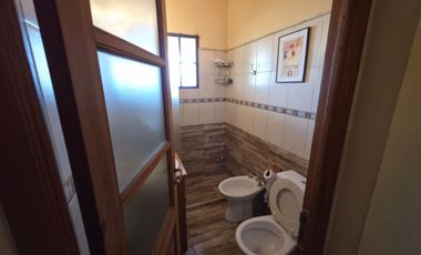 PUNTA CHACRA - VENTA !!! CASA 2 DORMITORIOS - PISCINA - QUINCHO - DEPENDENCIAS - ROLDAN