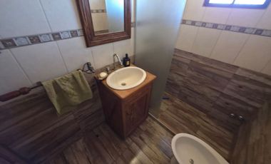 PUNTA CHACRA - VENTA !!! CASA 2 DORMITORIOS - PISCINA - QUINCHO - DEPENDENCIAS - ROLDAN