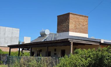 PUNTA CHACRA - VENTA !!! CASA 2 DORMITORIOS - PISCINA - QUINCHO - DEPENDENCIAS - ROLDAN