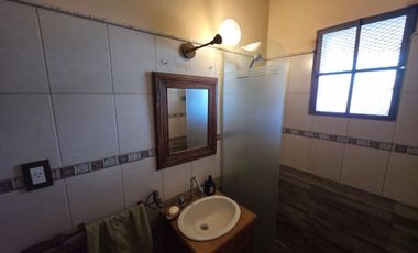 PUNTA CHACRA - VENTA !!! CASA 2 DORMITORIOS - PISCINA - QUINCHO - DEPENDENCIAS - ROLDAN