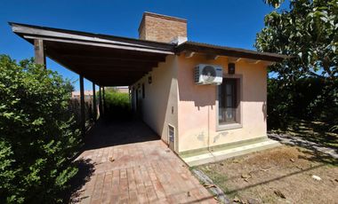 PUNTA CHACRA - VENTA !!! CASA 2 DORMITORIOS - PISCINA - QUINCHO - DEPENDENCIAS - ROLDAN