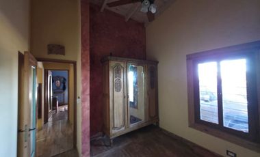 PUNTA CHACRA - VENTA !!! CASA 2 DORMITORIOS - PISCINA - QUINCHO - DEPENDENCIAS - ROLDAN