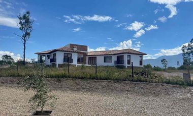 VENDO LINDA CASA  EN EL VALLE DE GONDAVA.