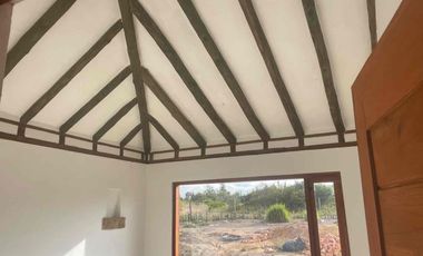 VENDO LINDA CASA  EN EL VALLE DE GONDAVA.