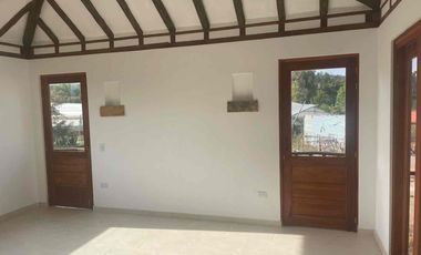 VENDO LINDA CASA  EN EL VALLE DE GONDAVA.
