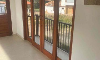 VENDO LINDA CASA  EN EL VALLE DE GONDAVA.
