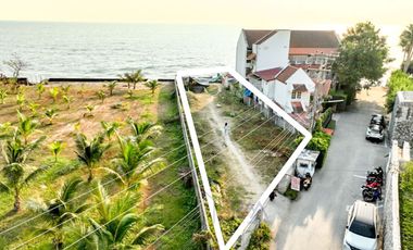 Beachfront land for sale in Soi 7, Hua Hin, in a prime location close to the town center, price 50 Million Baht