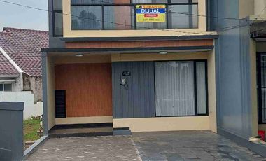 Rumah Tingkat Luas Bagus di Hook di Sawangan Village