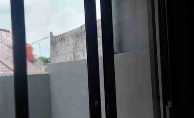 Rumah Tingkat Luas Bagus di Hook di Sawangan Village
