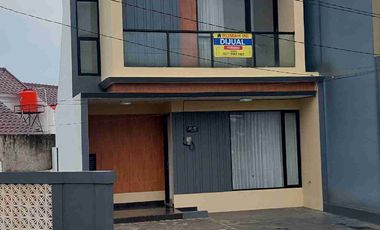 Rumah Tingkat Luas Bagus di Hook di Sawangan Village