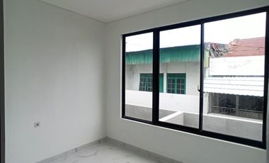 Rumah 2 lantai 4 kamar tidur di tengah kota makassar