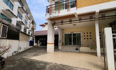ขาย/เช่า ทาวน์เฮ้าส์ 3 ชั้น เนื้อที่ 90.6 ตร.วา หมู่บ้านรินรดา สมุทรสาคร