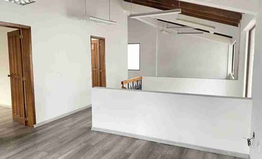 Rento Excelente Casa de 320 m2 cerca de la Shyris en el Centro Norte de Quito