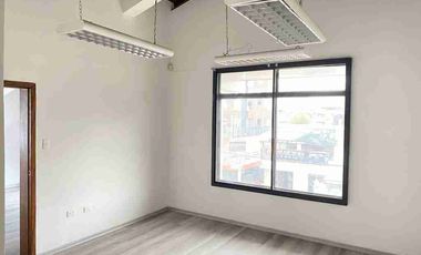 Rento Excelente Casa de 320 m2 cerca de la Shyris en el Centro Norte de Quito