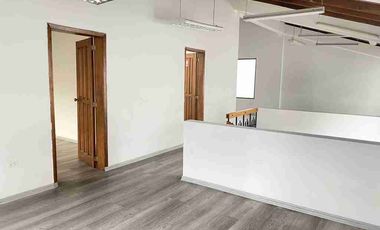 Rento Excelente Casa de 320 m2 cerca de la Shyris en el Centro Norte de Quito