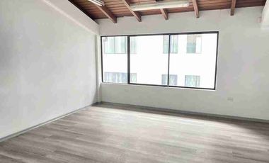 Rento Excelente Casa de 320 m2 cerca de la Shyris en el Centro Norte de Quito