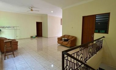 Sewa Rumah mewah mediteranian di Darmo Hill