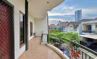 Sewa Rumah mewah mediteranian di Darmo Hill