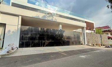 Rumah mewah California vibes di Pakis Argosari with Swimming pool