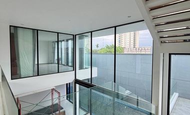 Rumah mewah California vibes di Pakis Argosari with Swimming pool