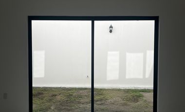 Casa nueva con 3 recámaras sobre calle principal en Boca del Río, Ver.