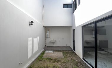 Casa nueva con 3 recámaras sobre calle principal en Boca del Río, Ver.