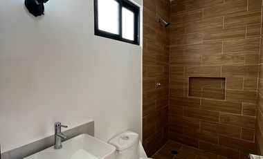 Casa nueva con recámara en planta baja y amplio jardín interior