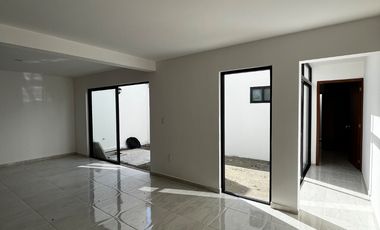 Casa nueva con recámara en planta baja y amplio jardín interior