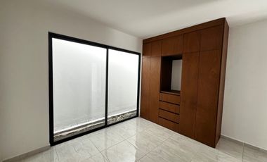 Casa nueva con recámara en planta baja y amplio jardín interior