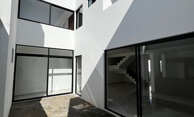 Casa nueva con recámara en planta baja y amplio jardín interior