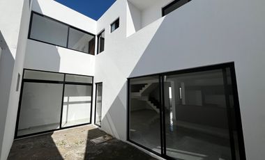Casa nueva con recámara en planta baja y amplio jardín interior