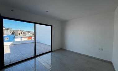 Casa nueva con recámara en planta baja y amplio jardín interior