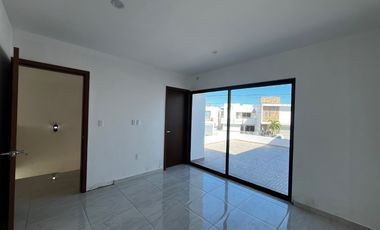 Casa nueva con recámara en planta baja y amplio jardín interior