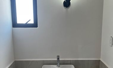 Casa nueva con recámara en planta baja y amplio jardín interior