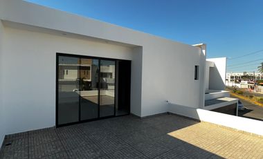 Casa nueva con recámara en planta baja y amplio jardín interior