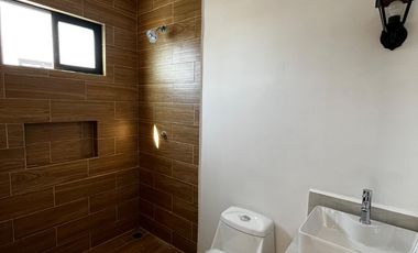 Casa nueva con recámara en planta baja y amplio jardín interior