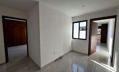Casa nueva con recámara en planta baja y amplio jardín interior