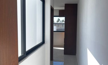 Casa nueva con recámara en planta baja y amplio jardín interior