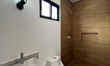 Casa nueva con recámara en planta baja y amplio jardín interior