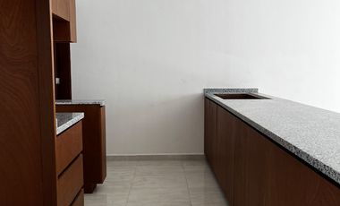 Casa nueva con recámara en planta baja y amplio jardín interior