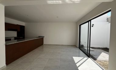 Casa nueva con recámara en planta baja y amplio jardín interior